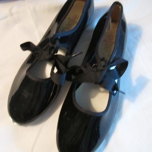 DANCE TIME TAP SHOES,  SIZE 5, LIKE NEW